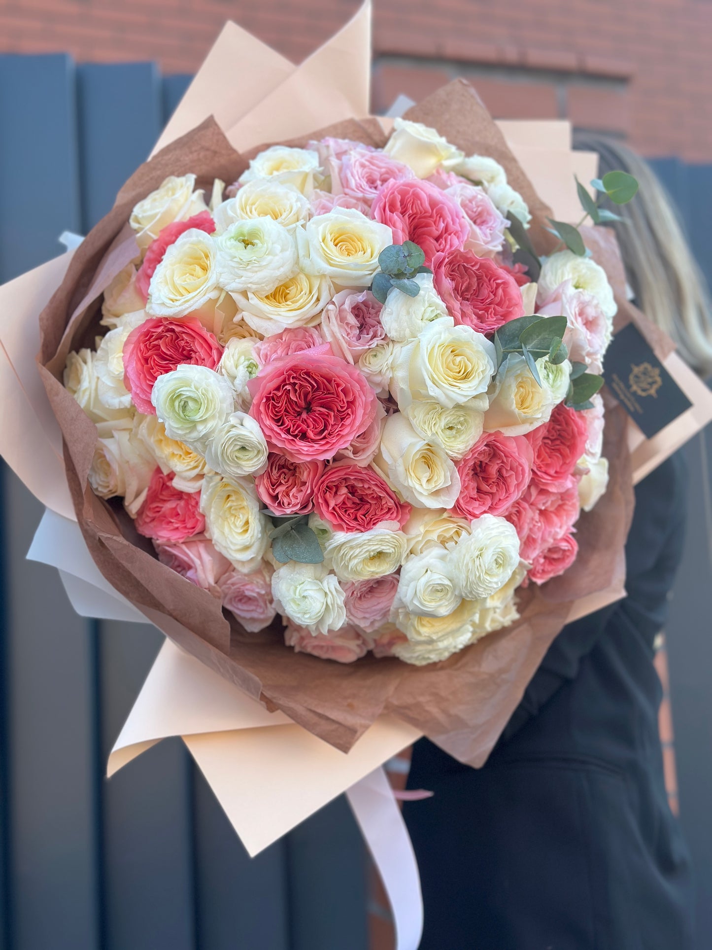 Buchet 101 trandafiri de gradina si Ranunculus