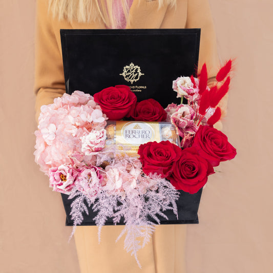 Cutie cu trandafiri rosii si ciocolata