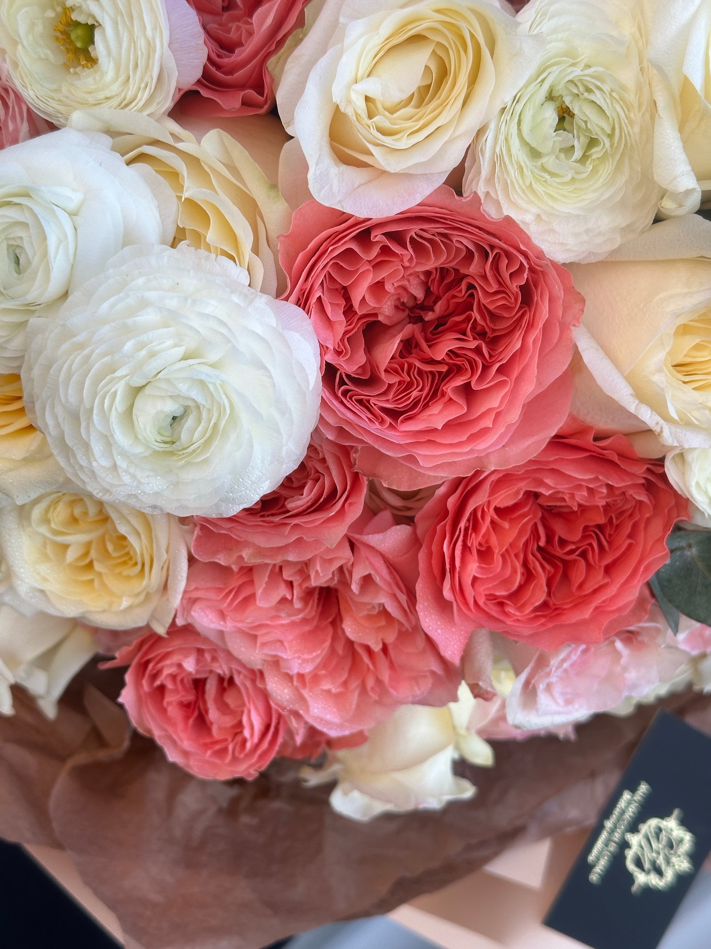 Buchet 101 trandafiri de gradina si Ranunculus