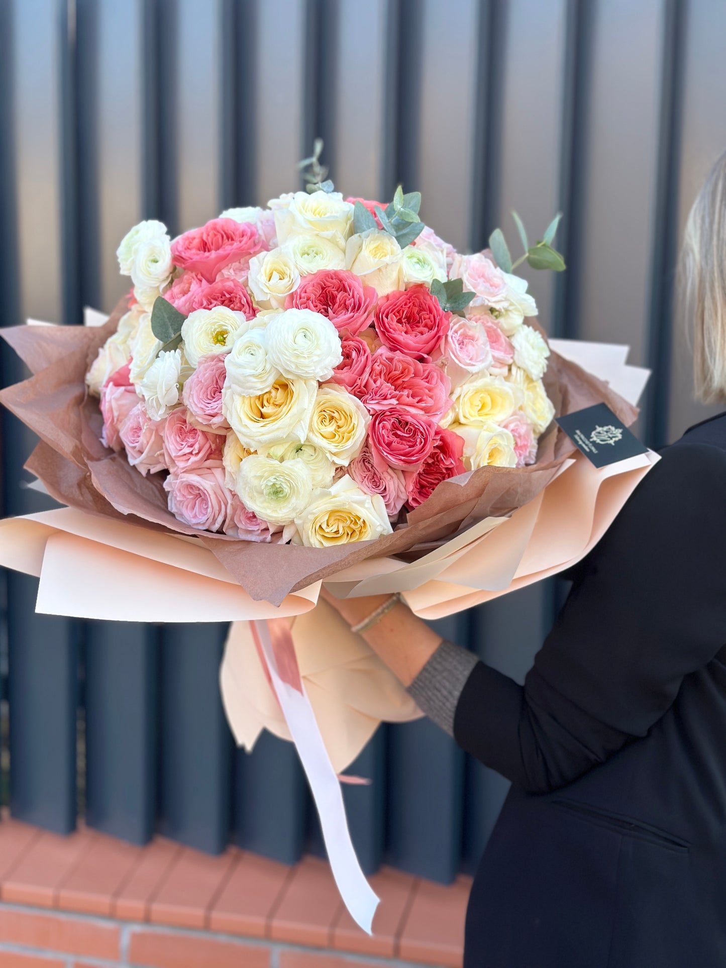 Buchet 101 trandafiri de gradina si Ranunculus