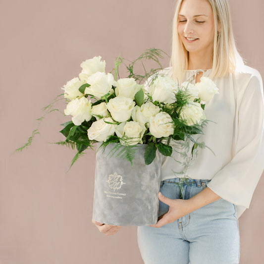 Cutia rotunda cu 29 trandafiri albi - by Ana Macovei