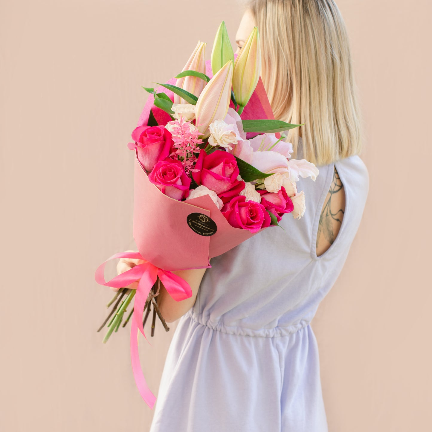 Con cu flori fucsia