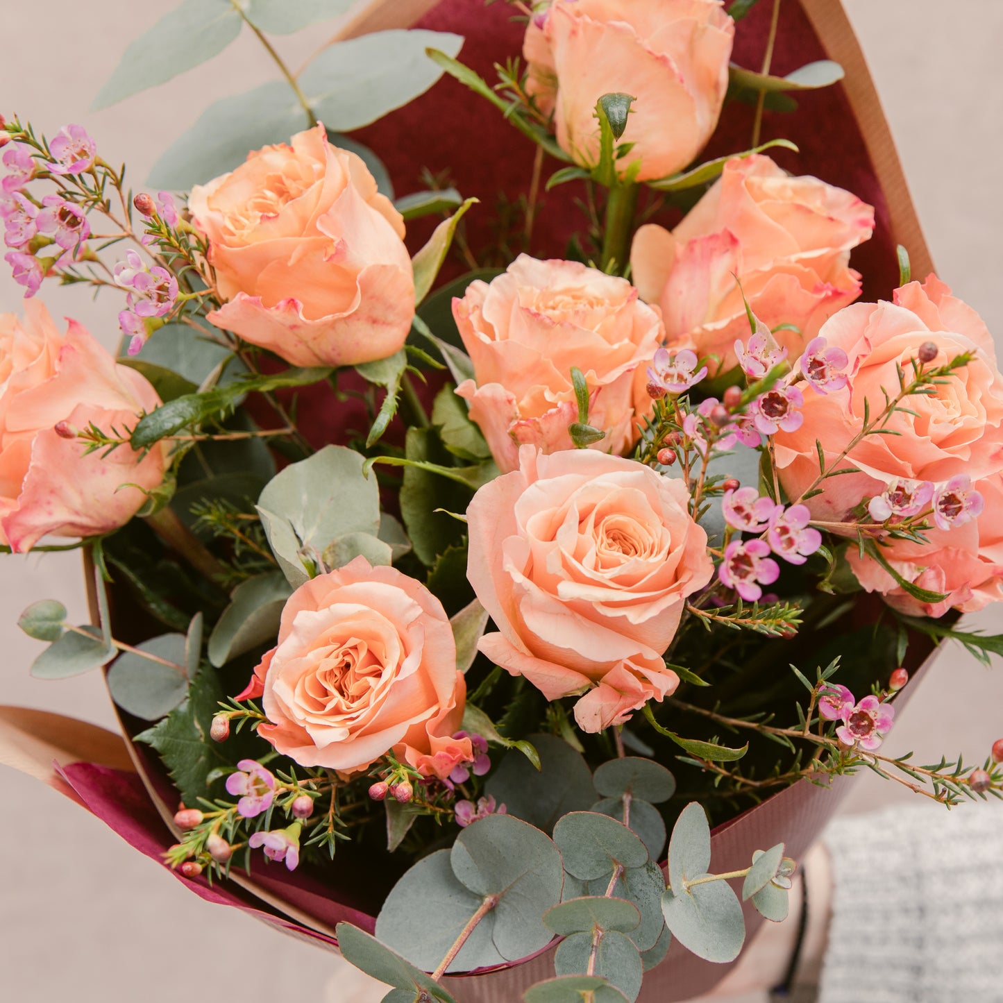 Con cu 9 trandafiri peach - by Ana Macovei