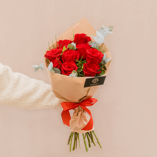 Con cu 9 trandafiri rosii - by Ana Macovei