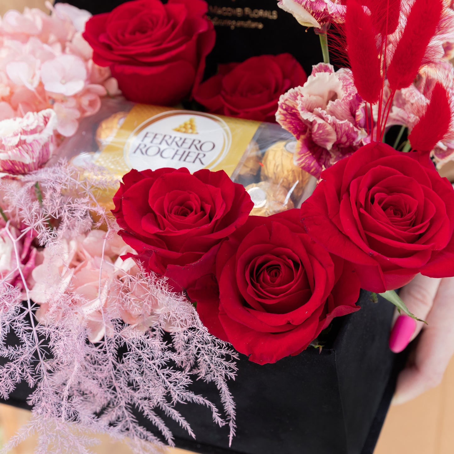 Cutie cu trandafiri rosii si ciocolata