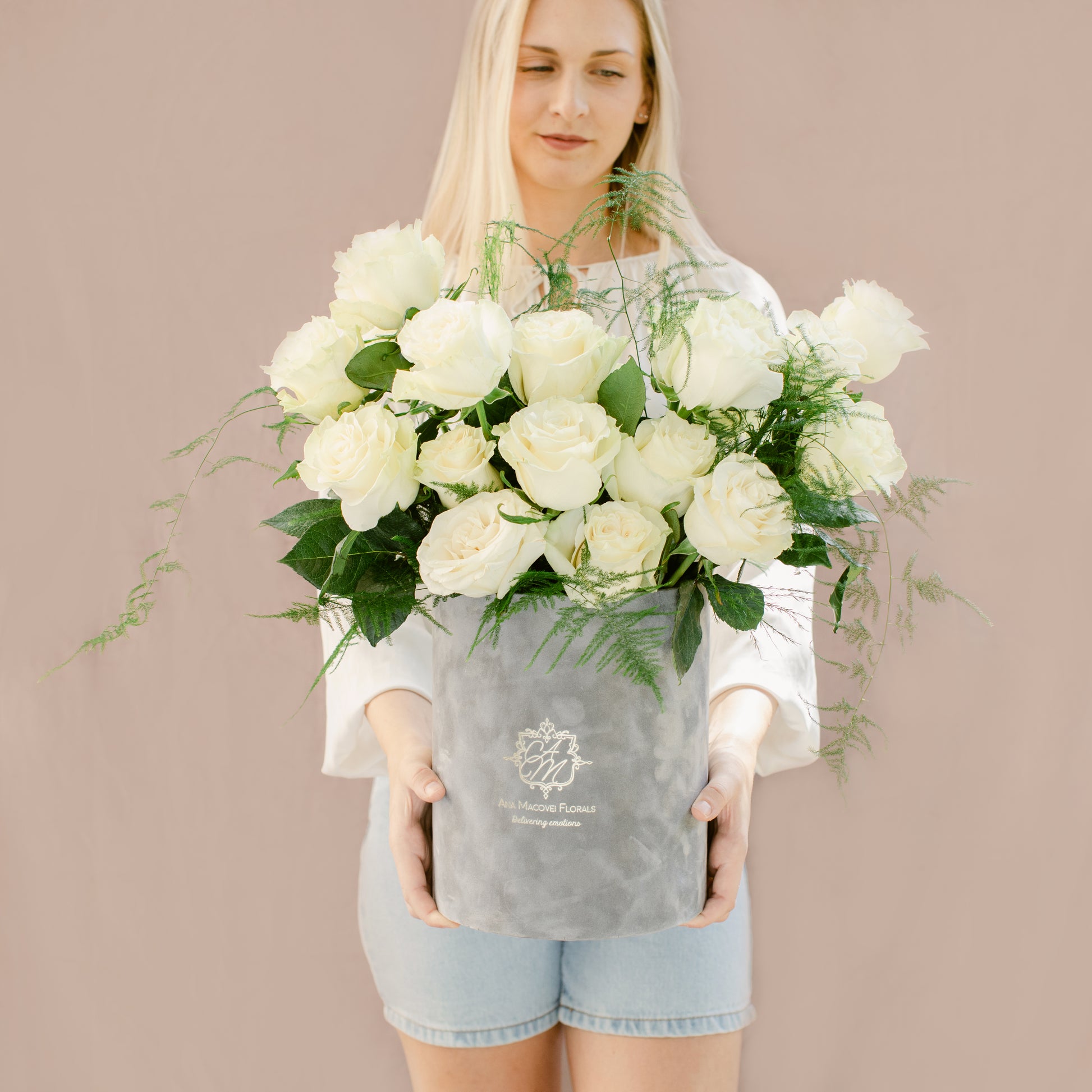 Cutia rotunda cu 29 trandafiri albi - by Ana Macovei