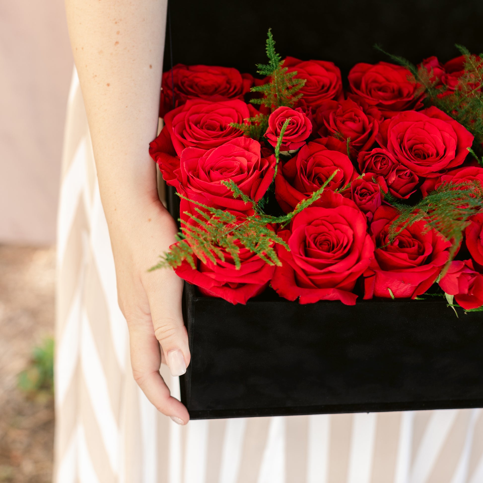 Cutia mare cu Trandafiri si Miniroze rosii - by Ana Macovei