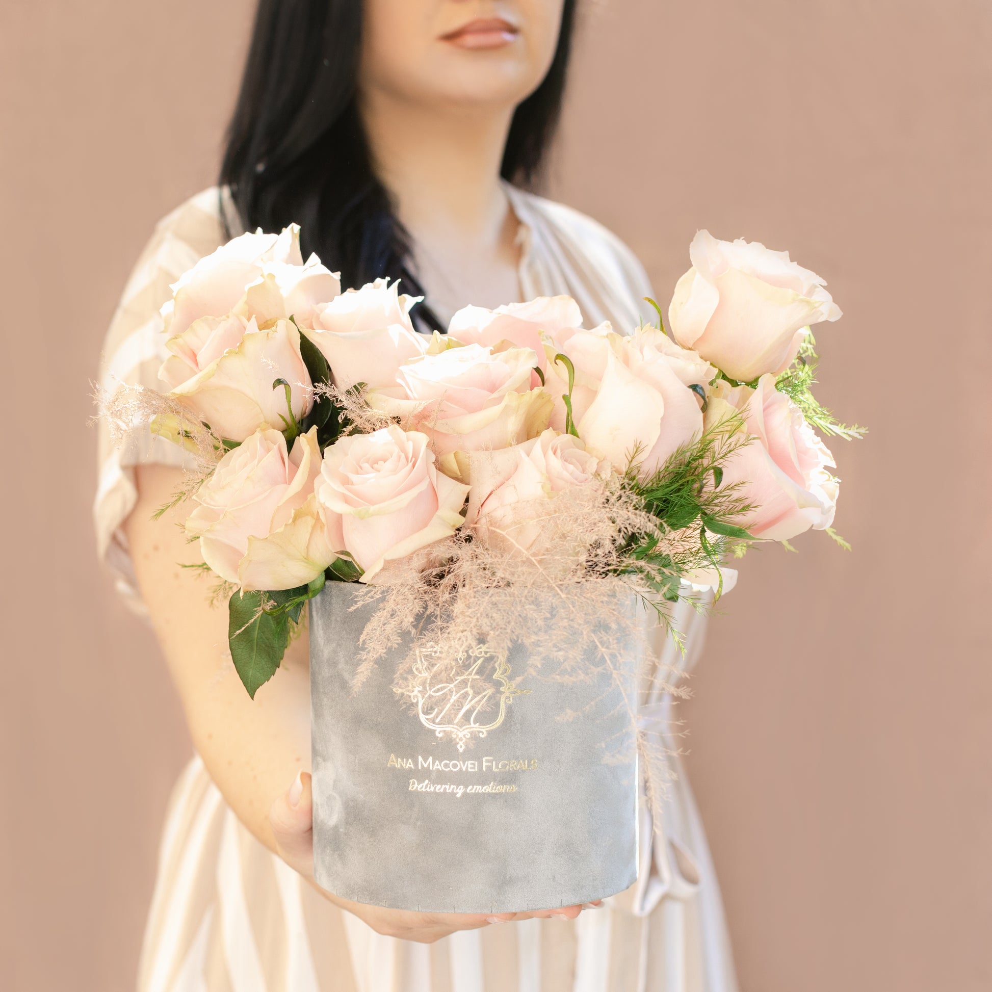 Cutia rotunda cu 19 trandafiri roz pal - by Ana Macovei