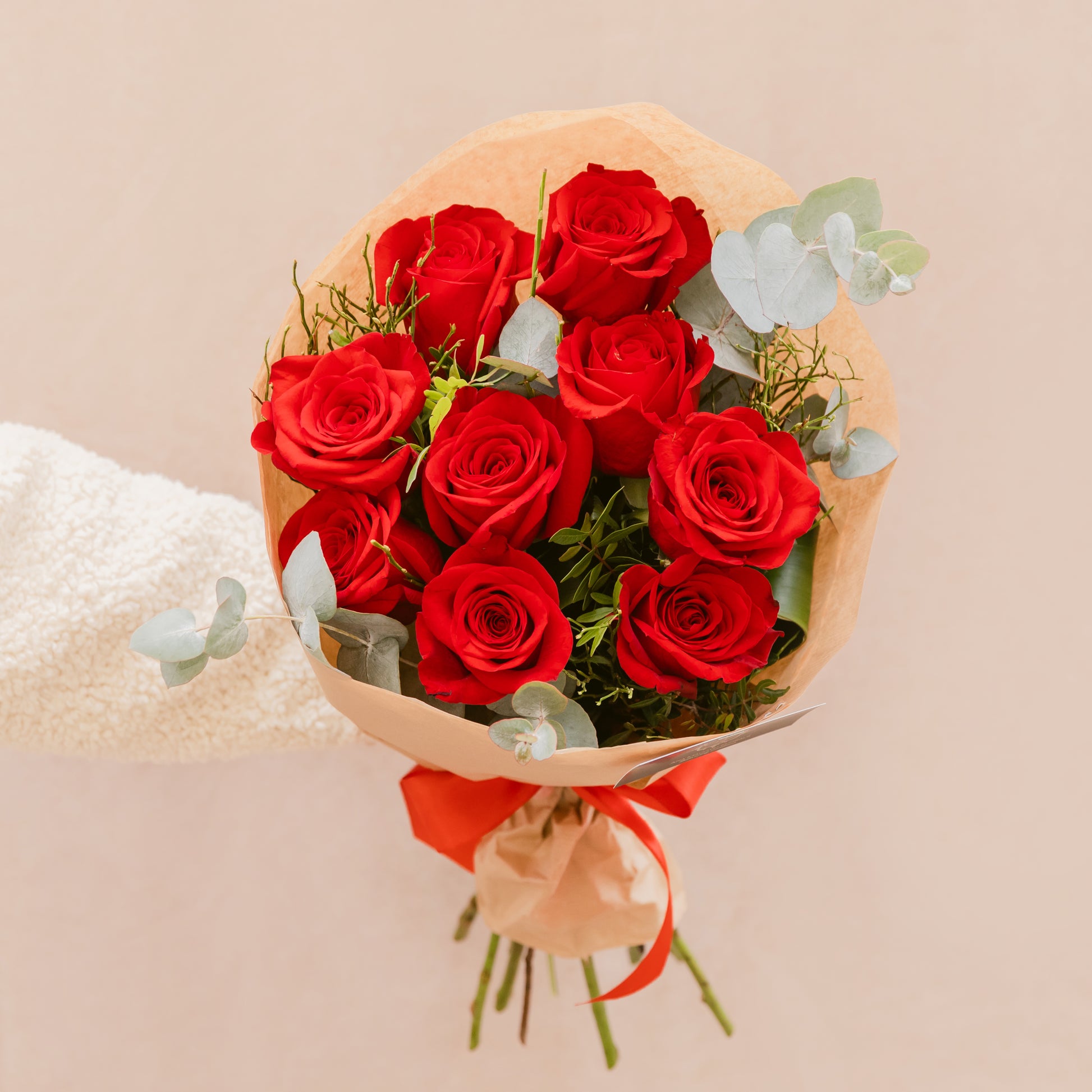 Con cu 9 trandafiri rosii - by Ana Macovei